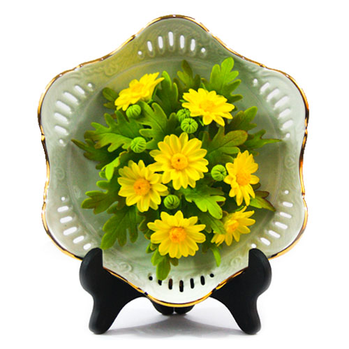 بشقاب دور توری با گل‌های بابونه